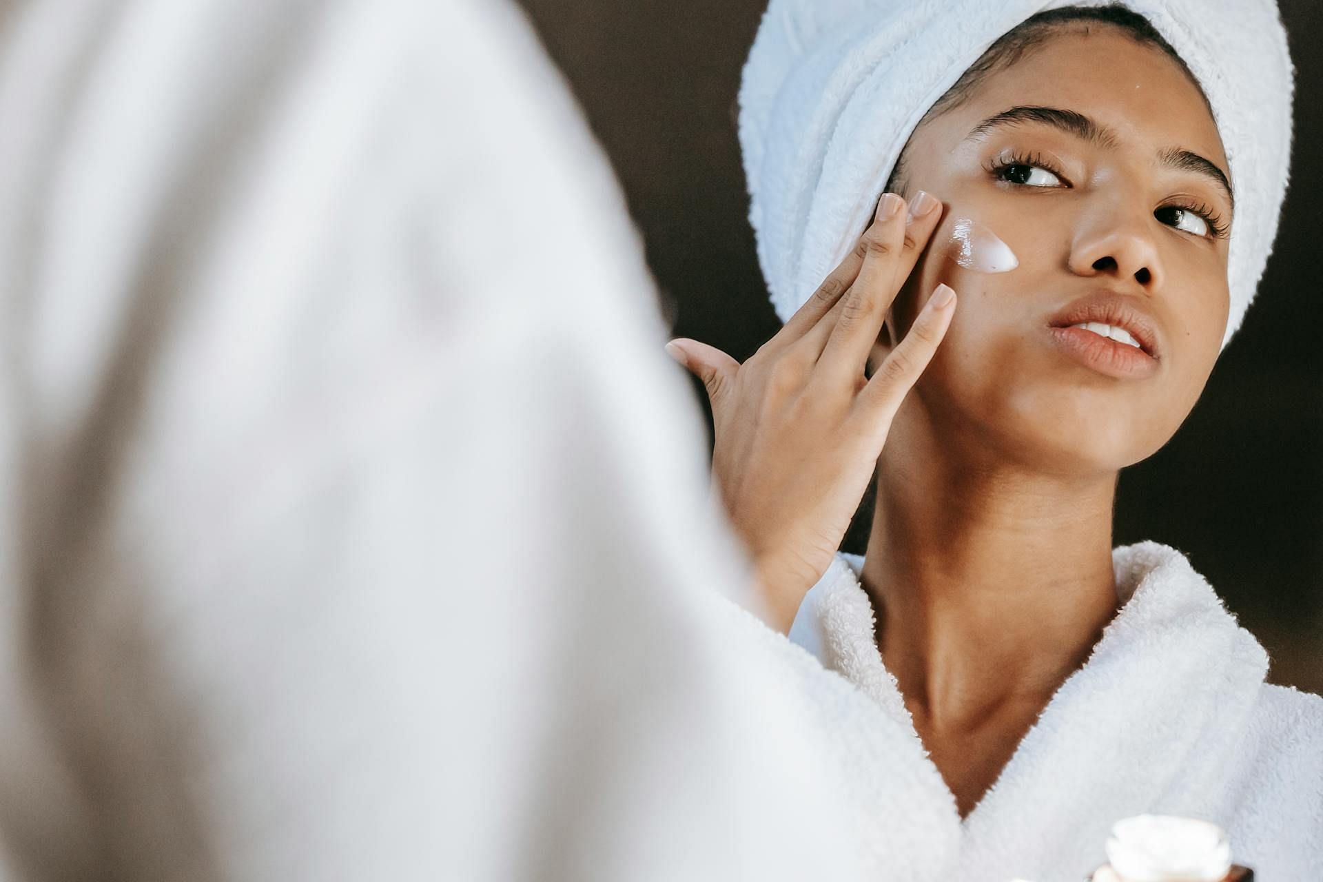 Tretinoin cream should only be used in a pea-sized amount at once (Image via Pexels/Sora Shimazaki)